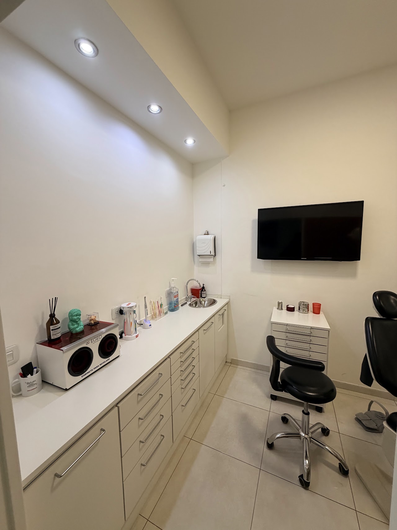 Consultorio odontológico equipado y ordenado