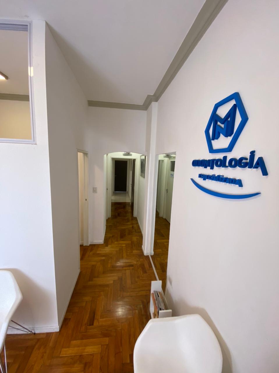 Pasillo clínico y consultorios independientes